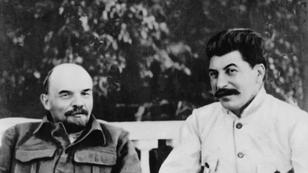 Lenin a Stalin (zleva) na návštěvě u Lenina doma (1922)