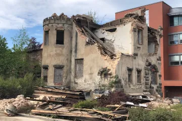 Firma začala bourat zámeček v Jablonci. Podle radnice na to nemá platné povolení