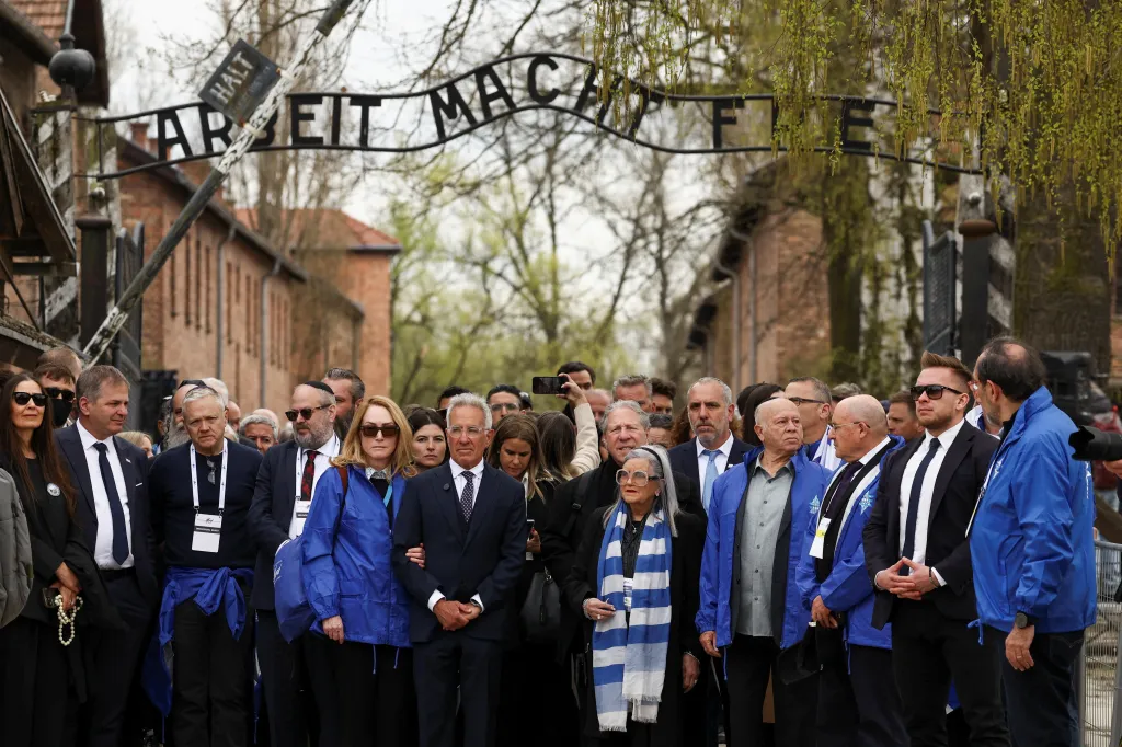 Prezidentka Pochodu živých, Phyllis Greenberg Heidemanová spolu s účastníky pochodu před vstupní branou do bývalého koncentračního tábora Osvětim
