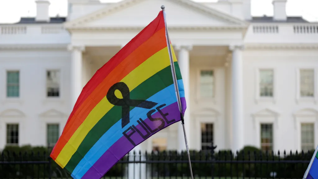 Duhová vlajka před Bílým domem ve Washingtonu