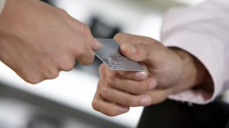 Počet bezhotovostních plateb narůstá