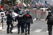 Hollande hrozí zákazem demonstrací. Odboráři naopak svolávají další protesty
