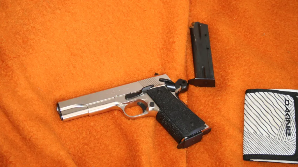 Zloděj na útěku měl u sebe odcizenou zbraň