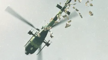 Vojenský vrtulník shazuje nad náměstím Nebeského klidu 22. května 1989 letáky, které vyzývají protestující studenty, aby v pondělí ráno co nejdříve opustili náměstí
