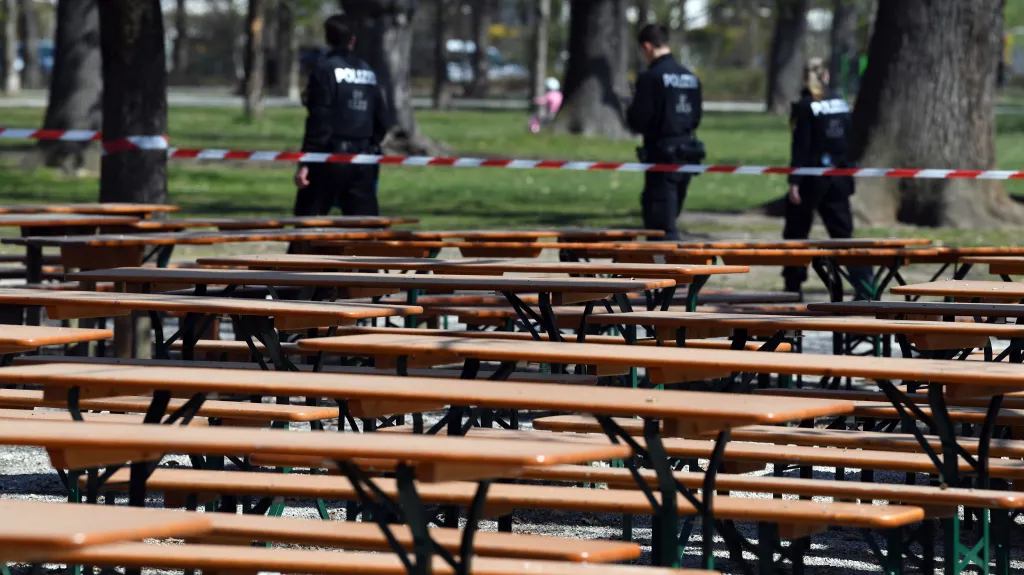 Policejní hlídka u zavřené restaurační zahrádky v Mnichově