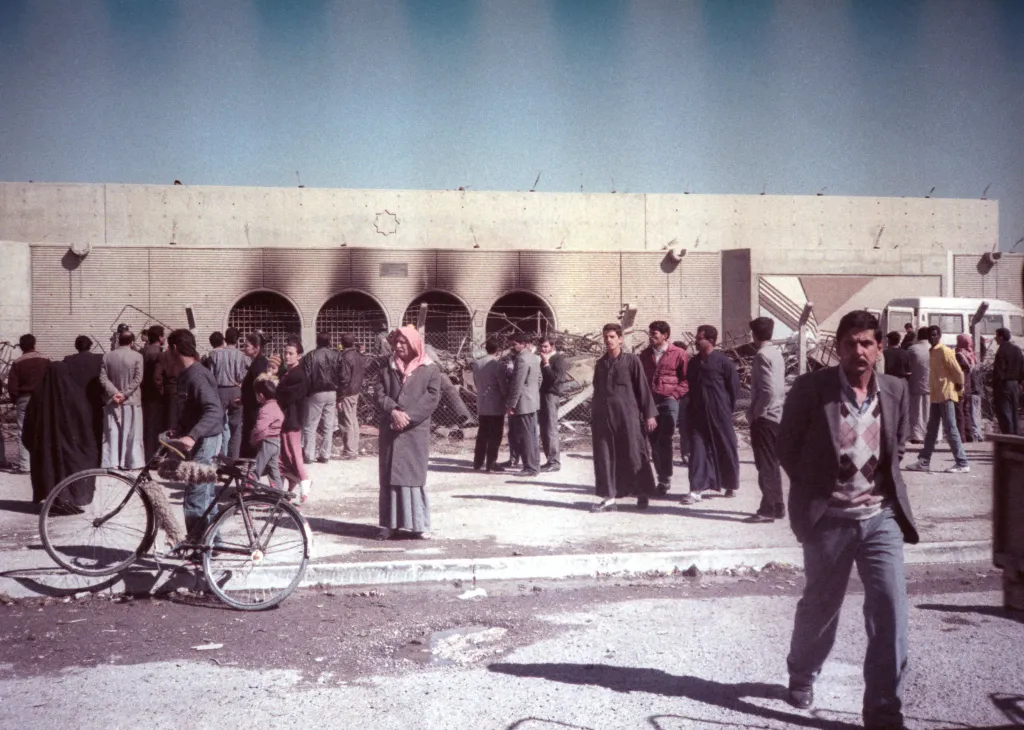 Iráčané v centru Bagdádu po náletu spojenců na město 15. února 1991. Letecké útoky si vyžádaly kolem 300 mrtvých