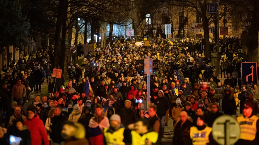 Průvod v rámci akce nazvané Vidíme jasně, co je třeba udělat k ročnímu výročí ruského vpádu na Ukrajinu