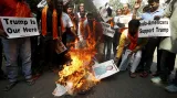 Zhruba desítka členů indické ultrapravicové nacionalistické skupiny Hindú Séná zapálila v říjnu 2016 rituální oheň a prozpěvovala mantry s žádostí, aby mu hinduistická božstva pomohla vyhrát ve volbách. Indové přitom pálili plakáty konkurentky Hillary Clintonové.