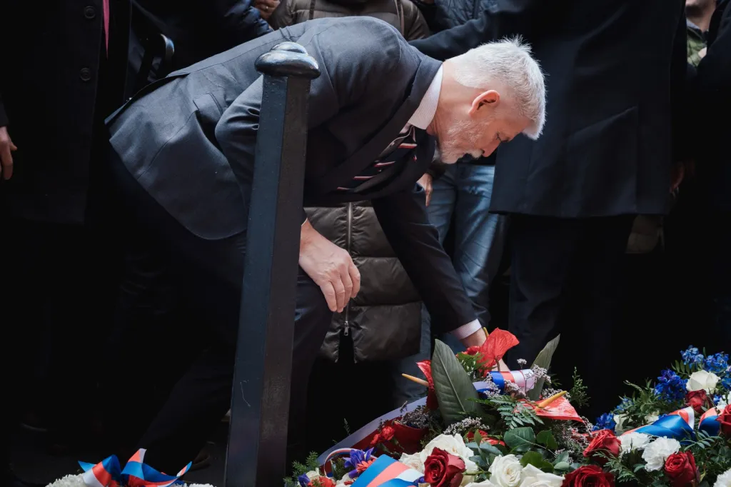 Během připomínek 17. listopadu položil prezident Pavel pietní věnec k pamětní desce sametové revoluce
