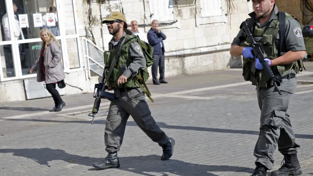 Izraelští vojáci dohlíží na pořádek v centru Jeruzaléma