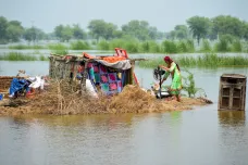 Třetina Pákistánu je pod vodou, v povodních zemřelo jedenáct set lidí