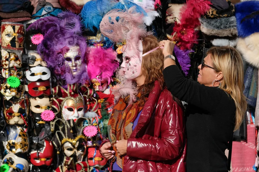 V Benátkách začal tradiční karneval, jeho letošním motivem je „láska“