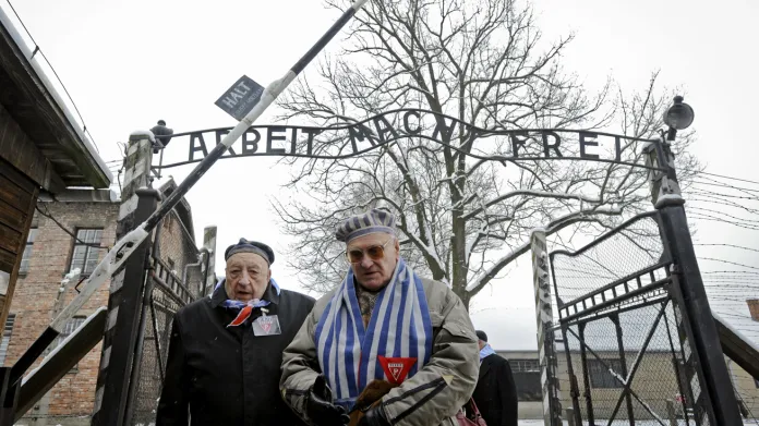 Bývalí vězni na vzpomínkové akci k 70. výročí osvobození tábora v Osvětimi