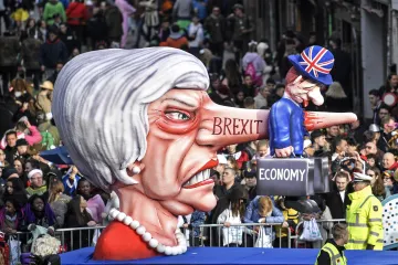 Týden obrazem: Karnevaly necudnosti a politické satiry, dirigent ve Velkém sále lidu a labutí píseň Islámského státu 