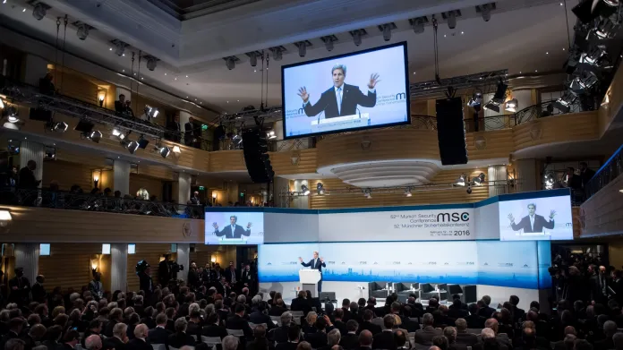 Události: Mnichovské konferenci dominuje téma Rusko