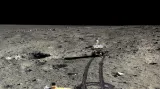Nefritový králík a jeho stopy na povrchu Měsíce z pohledu přistávacího modulu, 23. prosince 2013.