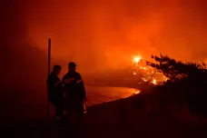 Pobřeží u Korintského zálivu zachvátil požár. Živel vytvořil apokalyptický výjev