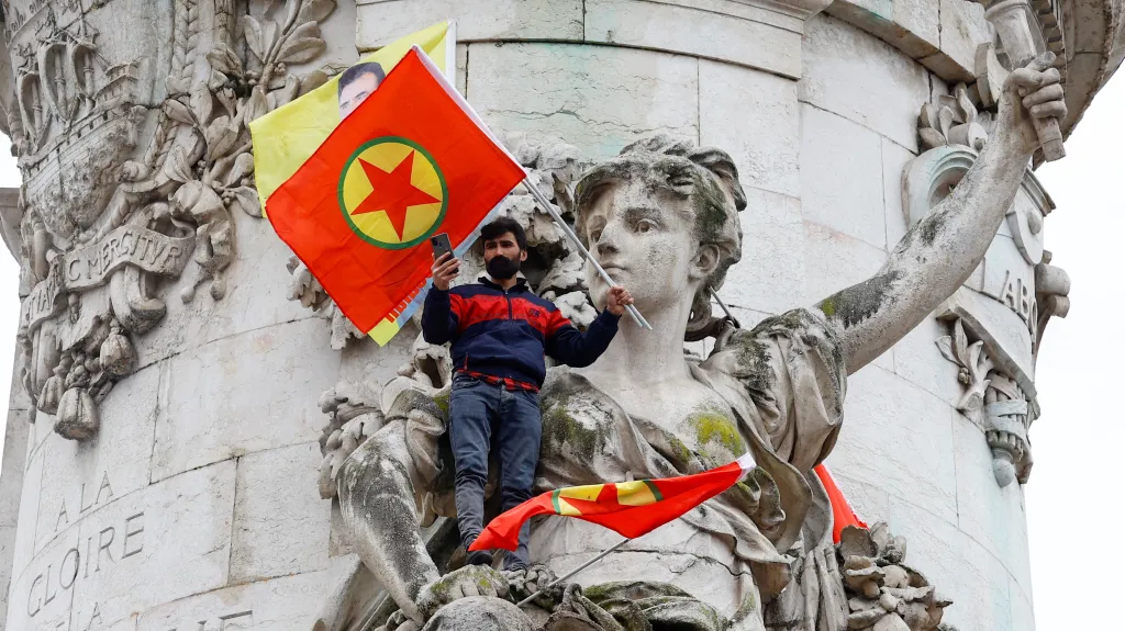 Při protestu Kurdů v Paříži propukly potyčky s policií, hořely auta i popelnice