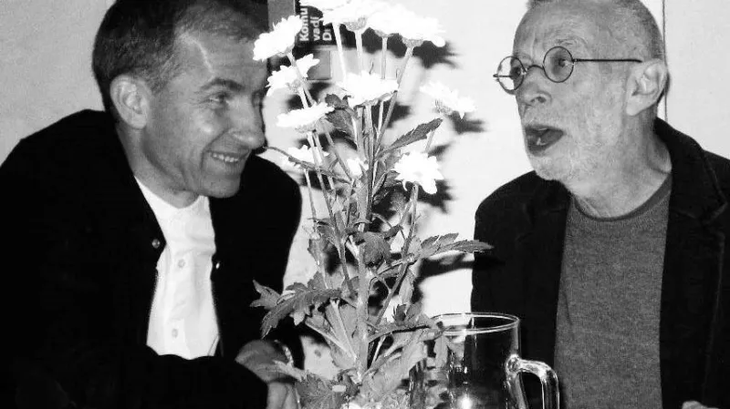 Překladatel Tomáš Glanc a Lev Rubinštejn v kavárně fra