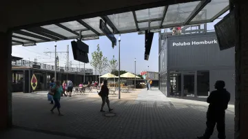 Nový prostor u vlakového nádraží v Plzni nazvaný Paluba Hamburk