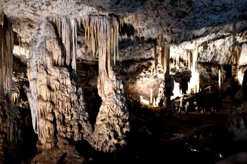 České jeskyně otevírají sezonu. Lákají na nové lodě, válečnou továrnu nebo videoprojekce