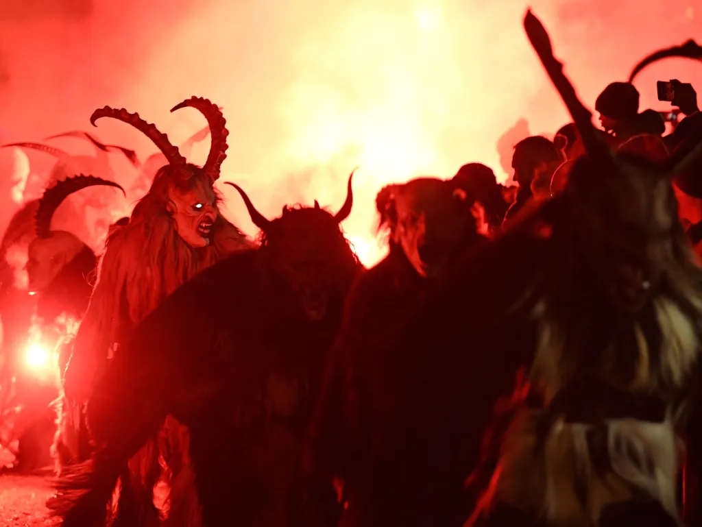 Krampusí rej ve vesnici Biberwier v Rakousku