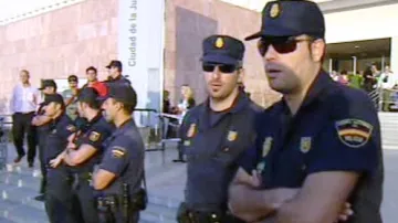 Španělská policie před budovou soudu v Málaze