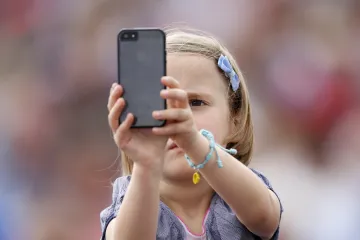 Zákaz mobilů ve školách dle výzkumu přímo nezlepšuje známky ani duševní pohodu