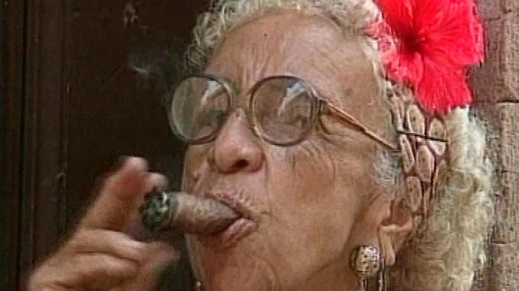 Kubánka kouří doutník