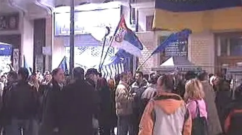 Lidé v ulicích po volbách v Srbsku