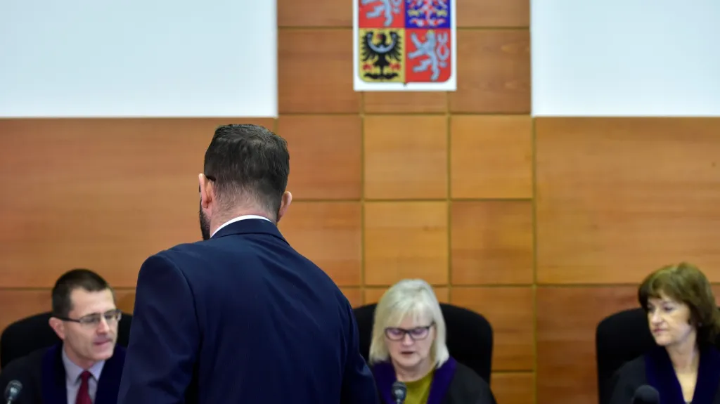 Bývalý zpravodajec Jan Petržílek (zády) na snímku z roku 2018