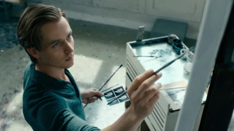 Tom Schilling jako Kurt Barnert ve filmu Werk ohne Autor