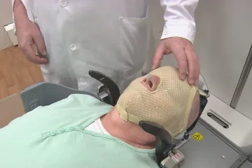 Na Homolce mají vylepšený gama nůž. Lékaři si s ním troufnou i na složité nádory