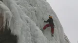 Lezci na umělé ledové stěně ve Víru