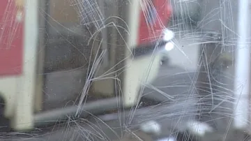 Poškrábané sklo tramvaje