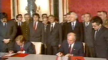 Václav Havel a Michail Gorbačov podepisují smlouvu o odchodu sovětských vojsk